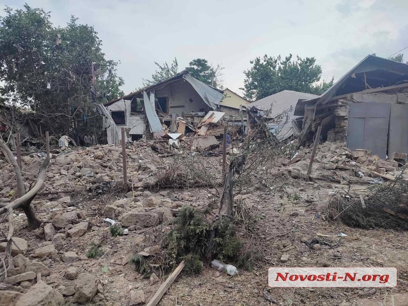 В результате попадания российской ракеты уничтожены несколько домов в Николаеве (фото)