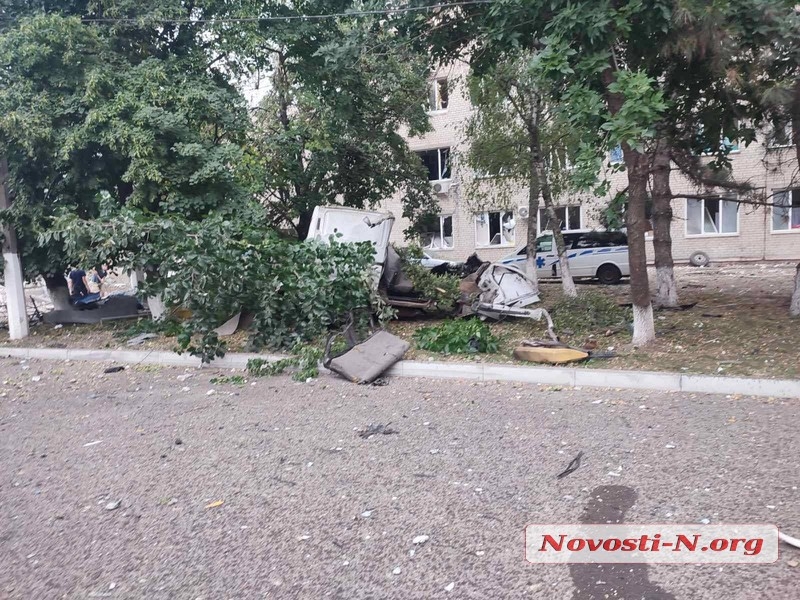 В Николаеве вражеская ракета разрушила городской травмпункт (фото, видео)