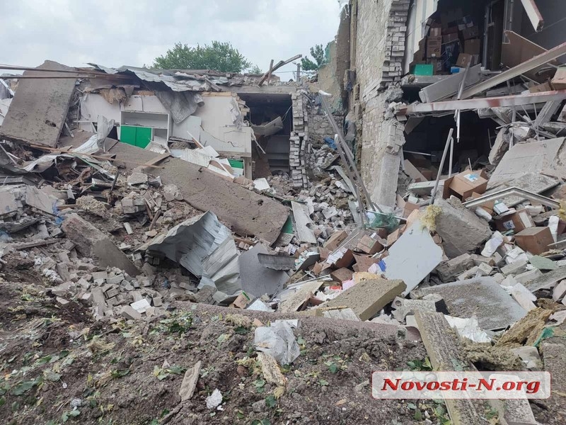 Обстрел Николаева: ранены 3 человека, разрушены дома, склад, повреждены медучреждения 