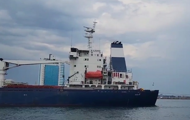 Первое судно с зерном покинуло порт Одессы (видео)