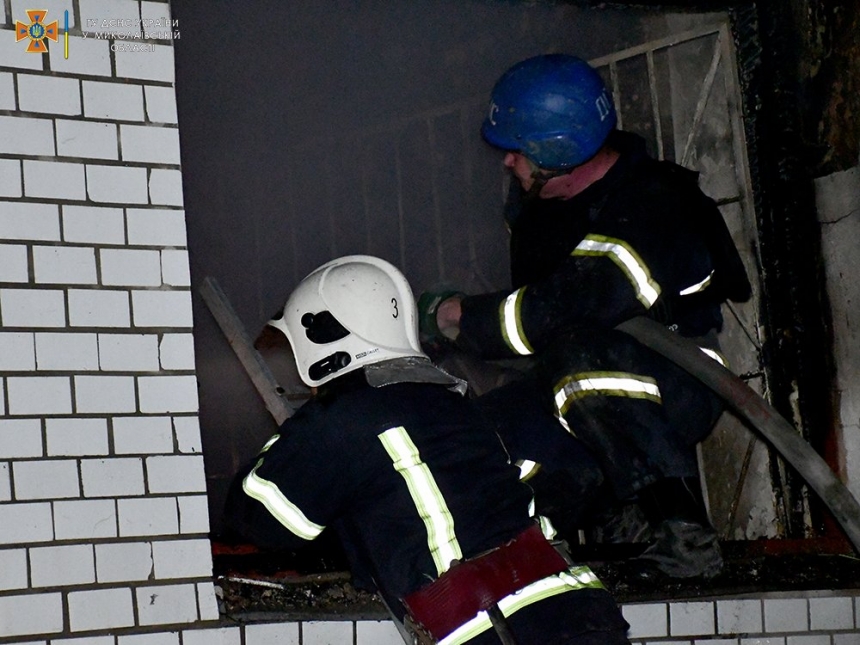 В Николаеве оккупанты уничтожили гуманитарный склад: фото и видео ликвидации пожара