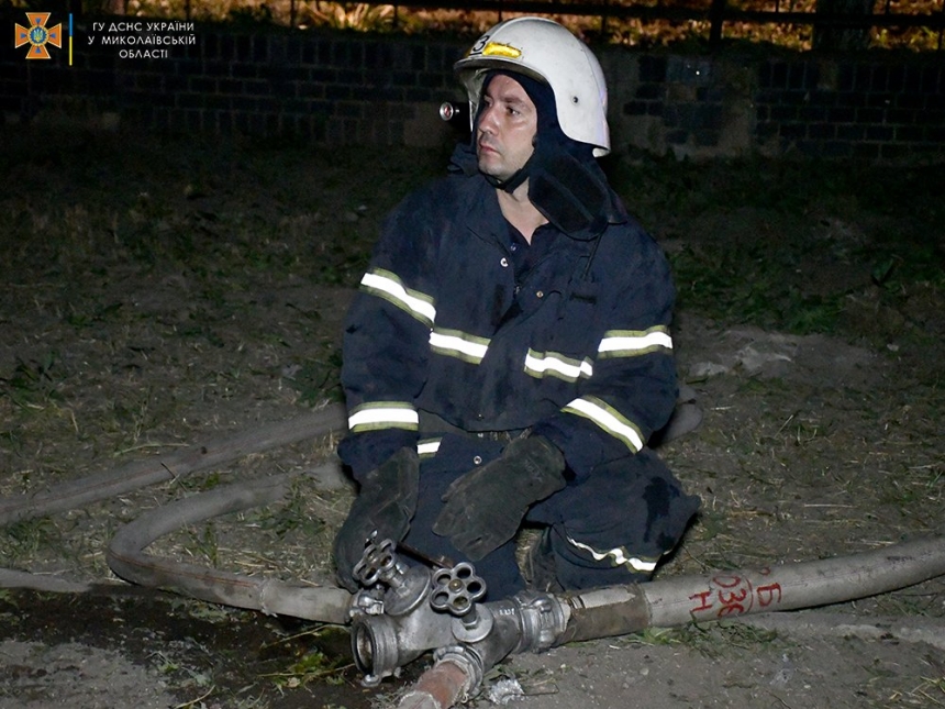 В Николаеве оккупанты уничтожили гуманитарный склад: фото и видео ликвидации пожара
