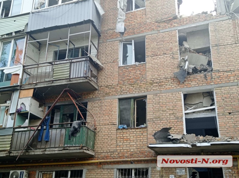 В Николаеве продолжают разбор завалов разрушенной обстрелом пятиэтажки: фото и видео с места