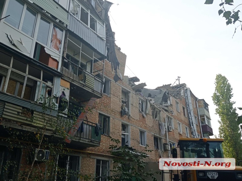 В Николаеве продолжают разбор завалов разрушенной обстрелом пятиэтажки: фото и видео с места