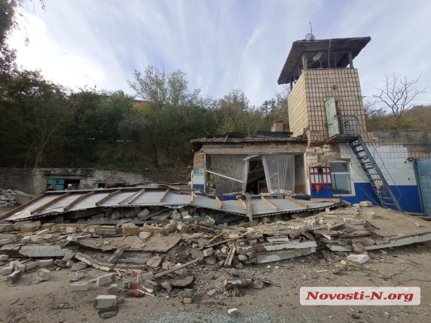 В Николаеве закончили разбор завалов на лодочной станции, подвергшейся обстрелу (фото, видео)