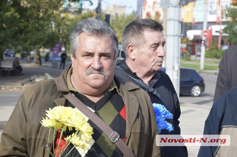 В Николаеве хотят снести памятник «милиционеру» на Садовой: защищать монумент пришли ветераны МВД