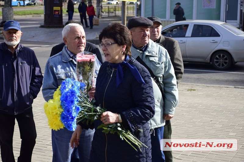 В Николаеве хотят снести памятник «милиционеру» на Садовой: защищать монумент пришли ветераны МВД
