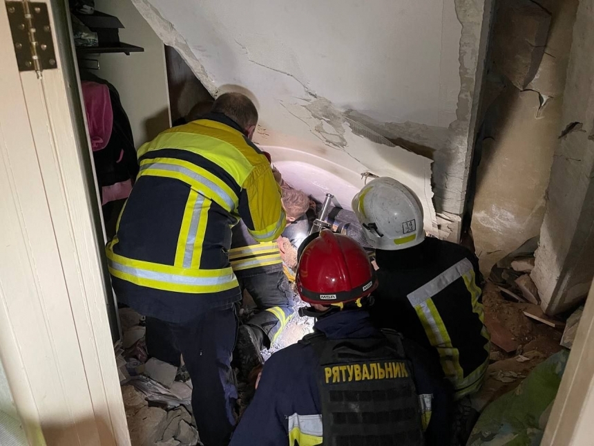 Мальчик, которого достали из-под завалов разрушенного дома в Николаеве, умер от остановки сердца