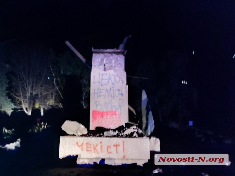 «Тяжело, когда рушится произведение»: Макушин прокомментировал уничтожение памятника милиционерам 