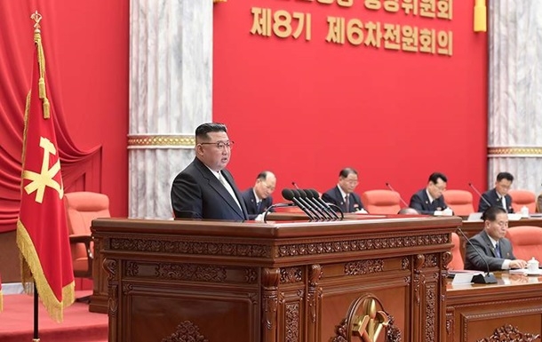 Кім Чен Ин закликав налагодити масове виробництво ядерної зброї