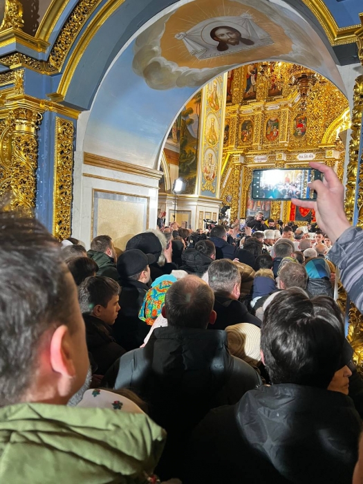 В Киево-Печерской Лавре проходит первая в истории литургия предстоятеля ПЦУ (трансляция)