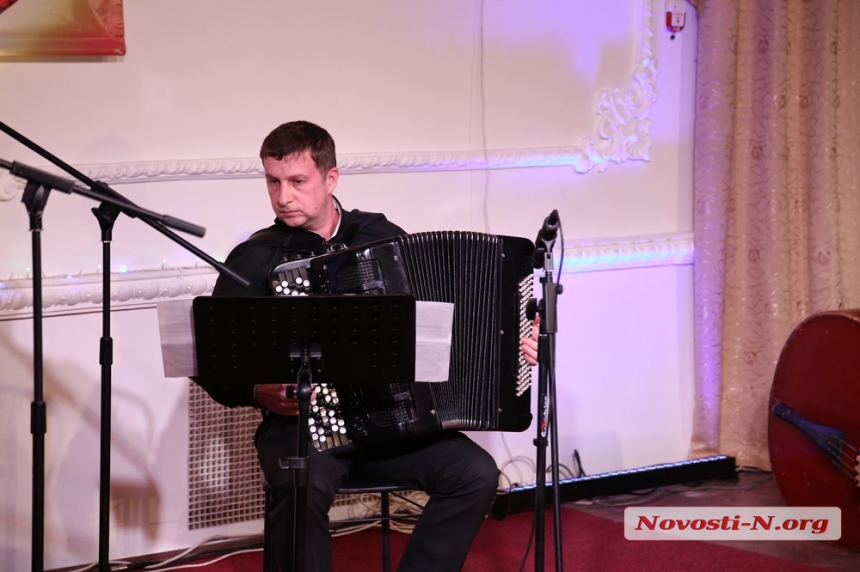 Артисты Николаевской филармонии подарили зрителям праздничный концерт (фоторепортаж)