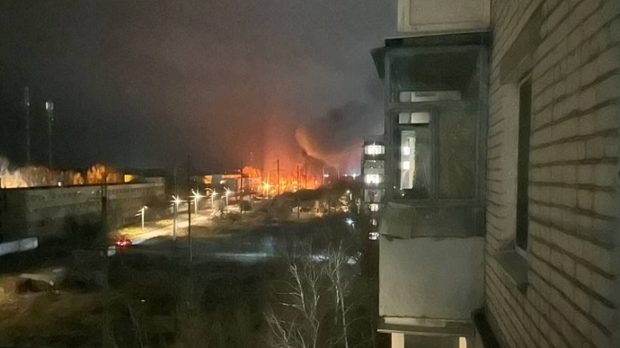 В оккупированном Бердянске прогремели взрывы возле аэродрома, начался пожар (видео)