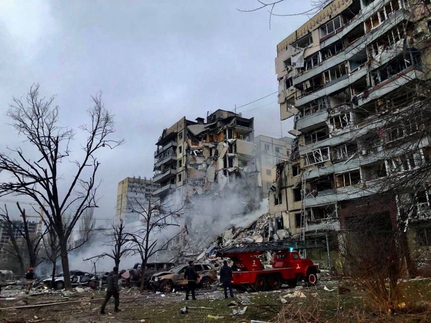 В Днепре российская ракета попала в многоэтажку: пострадали люди