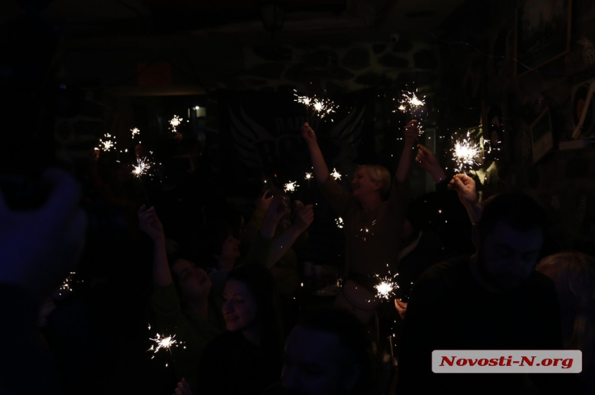 Музыканты в николаевской «Рок-хате» подарили зрителям праздничное настроение (фото, видео)