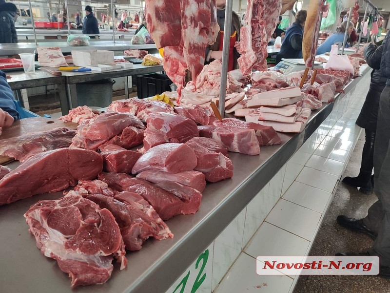 Говядина дешевле свинины и сало по 250 гривен — нарасхват: репортаж с рынка в Николаеве (фото)