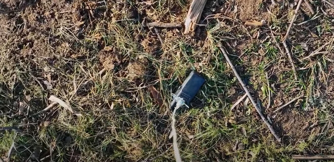 Украинские военные с помощью дрона подобрали с поля боя рацию погибшего оккупанта (видео)