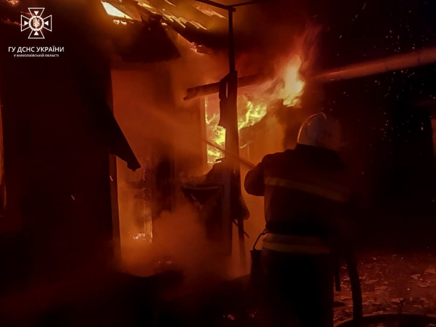 В селе под Николаевом масштабно горел жилой дом: тушили три часа