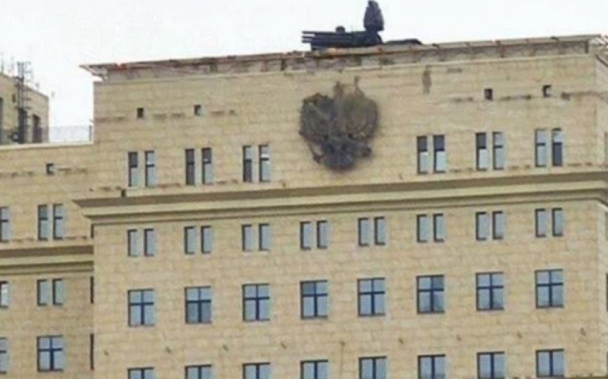 В Москве на крышу здания Минобороны РФ установили ПВО (видео)