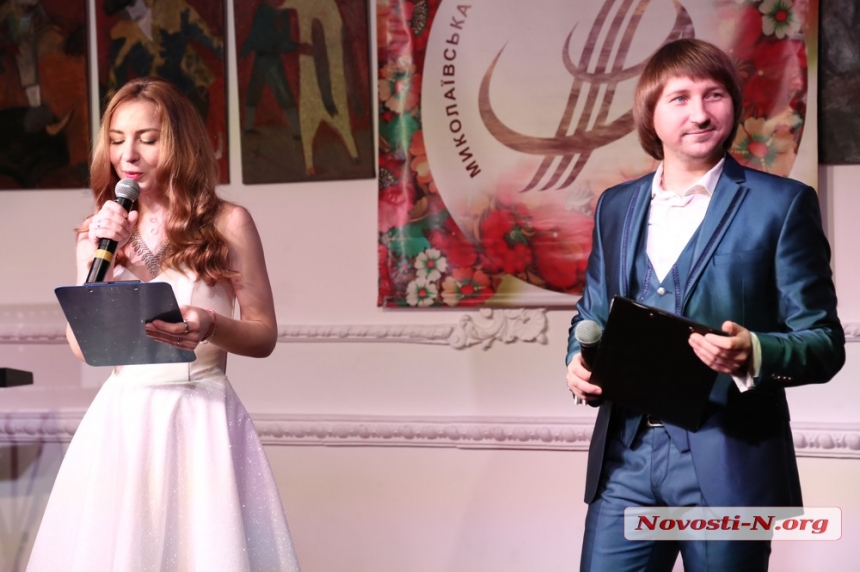 В Николаеве артисты филармонии подарили музыкальный подарок в День Объятий (фоторепортаж)