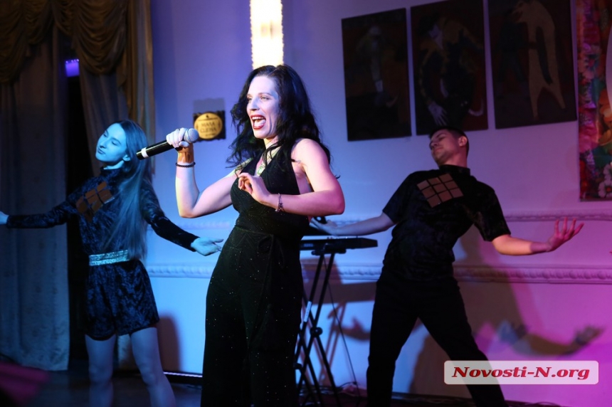 В Николаеве артисты филармонии подарили музыкальный подарок в День Объятий (фоторепортаж)