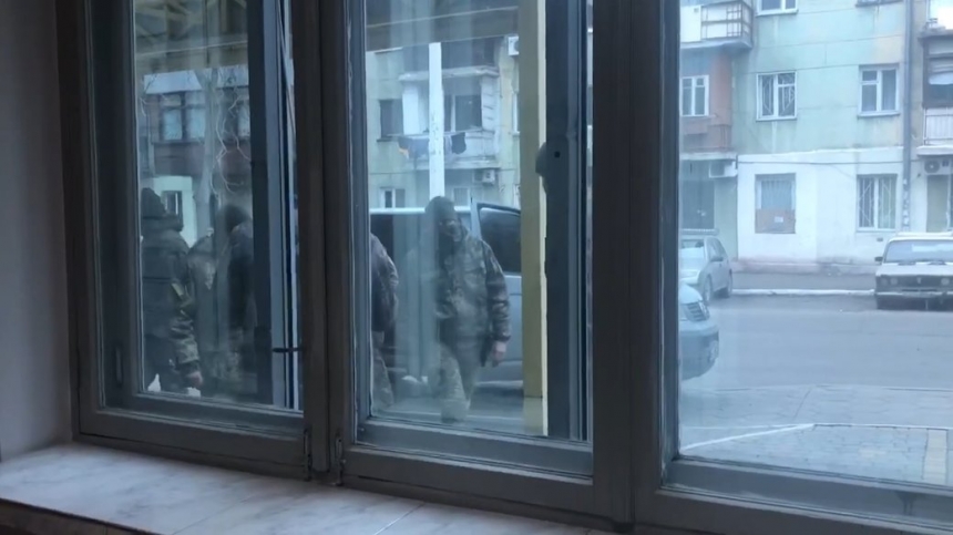 В Одессе сотрудники военкомата побили и затащили мужчину в микроавтобус (видео)
