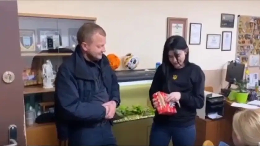 Глава патрульной полиции Львова подарил девушке пропуск на проезд по пешеходной площади (видео)