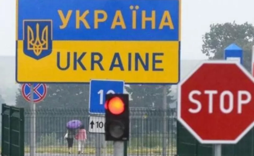 В Украине выезд за границу запретили тысячам женщин: перечень должностей