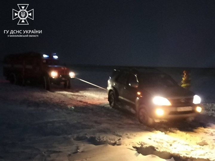 В Николаевской области «Тойота» с детьми застряла на дороге: вызвали спасателей
