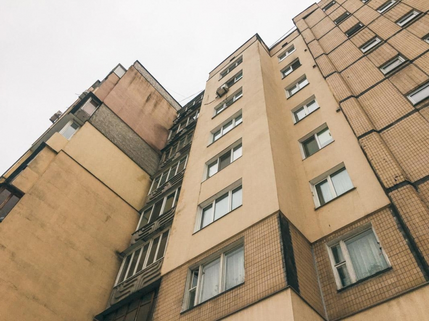 В Одессе пара выпала с 14-го этажа жилого дома