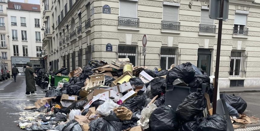 В Париже из-за забастовок на улицах скопилось10 тонн мусора (фото)