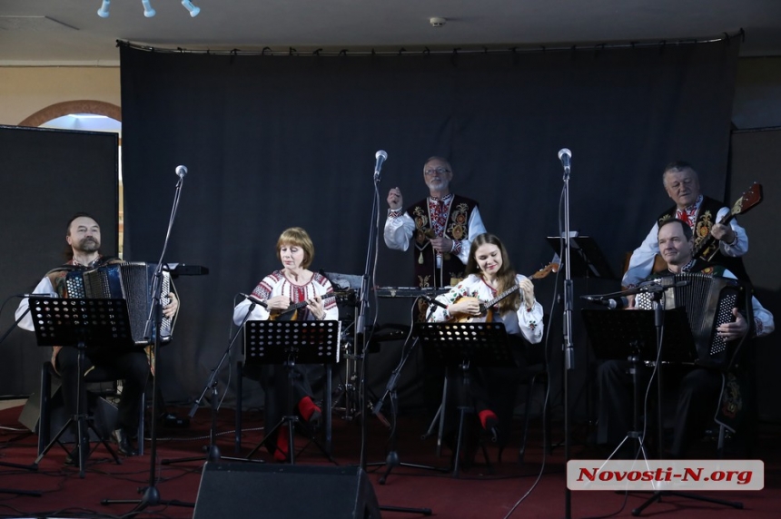 С музыкой и улыбками навстречу хорошему настроению: в Николаеве прошел концерт артистов филармонии (фоторепортаж)