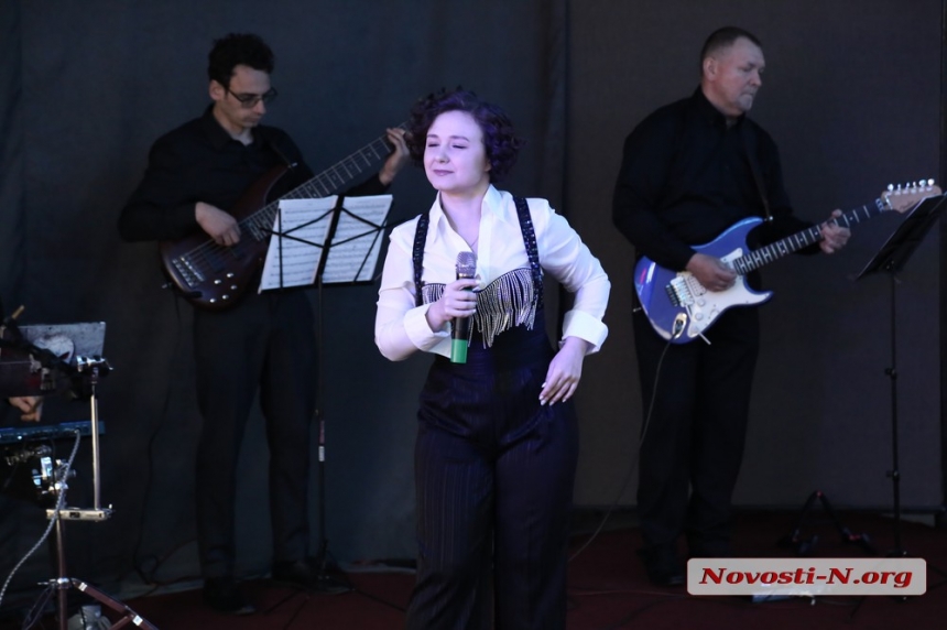 С музыкой и улыбками навстречу хорошему настроению: в Николаеве прошел концерт артистов филармонии (фоторепортаж)