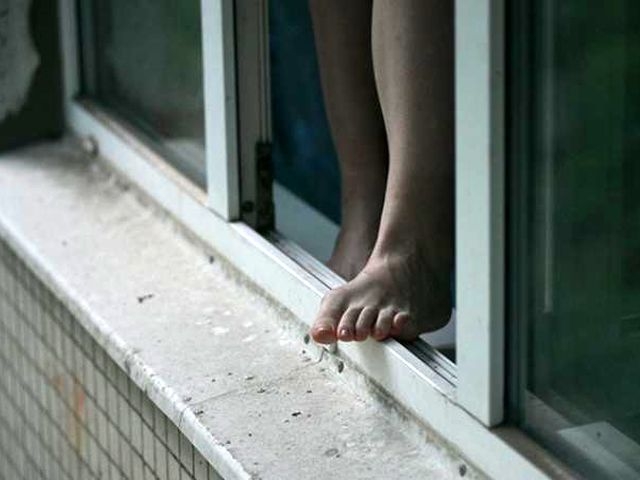 В Киеве насмерть разбилась девочка, выпавшая из окна многоэтажки