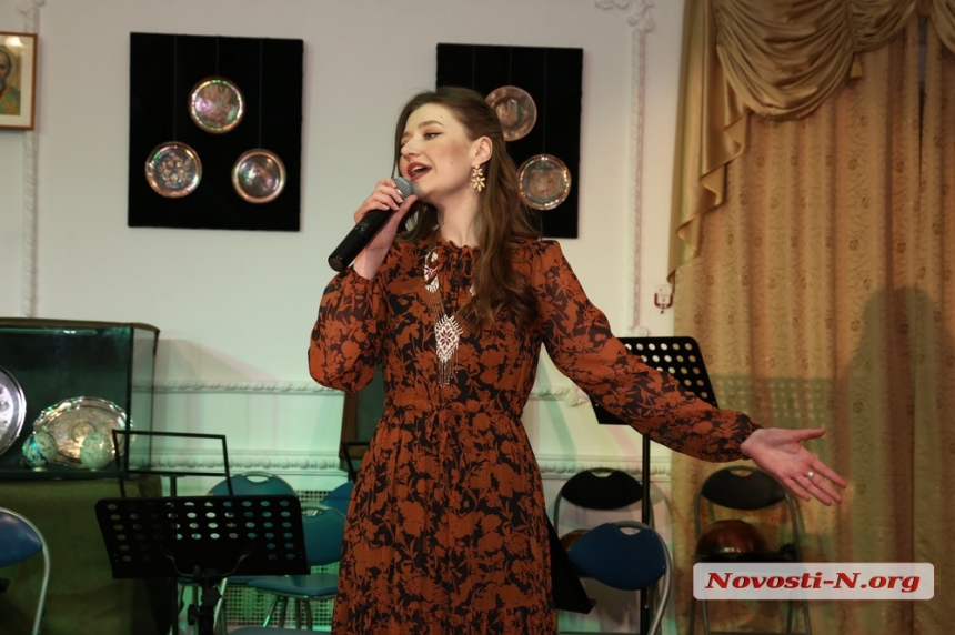 Сохраним наше наследие: в николаевском театре к Пасхальным праздникам открылась выставка (фоторепортаж)