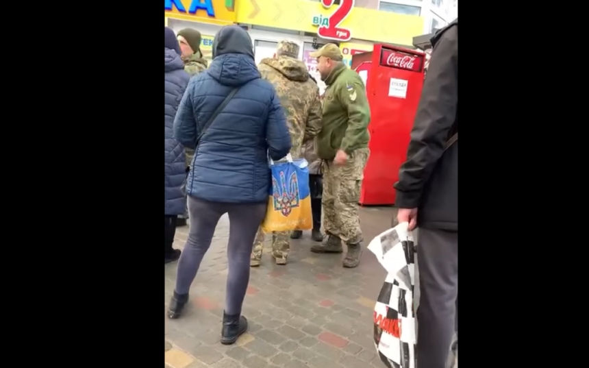  В Тернополе женщины «отбивали» прохожего от сотрудников военкомата (видео)