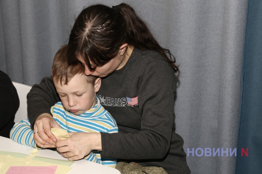 Пасхальный кролик несет праздник: в Николаевской библиотеке прошел мастер-класс для детей (фоторепортаж)