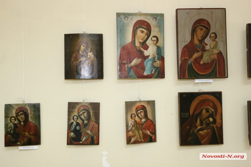 «У єднанні з Богом»: у Миколаївському музеї відкрилася виставка ікон та культового живопису (фоторепортаж)