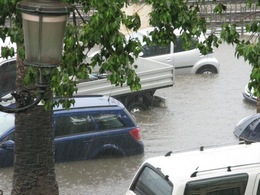 Эксперты дали советы, как правильно ездить на авто во время наводнений