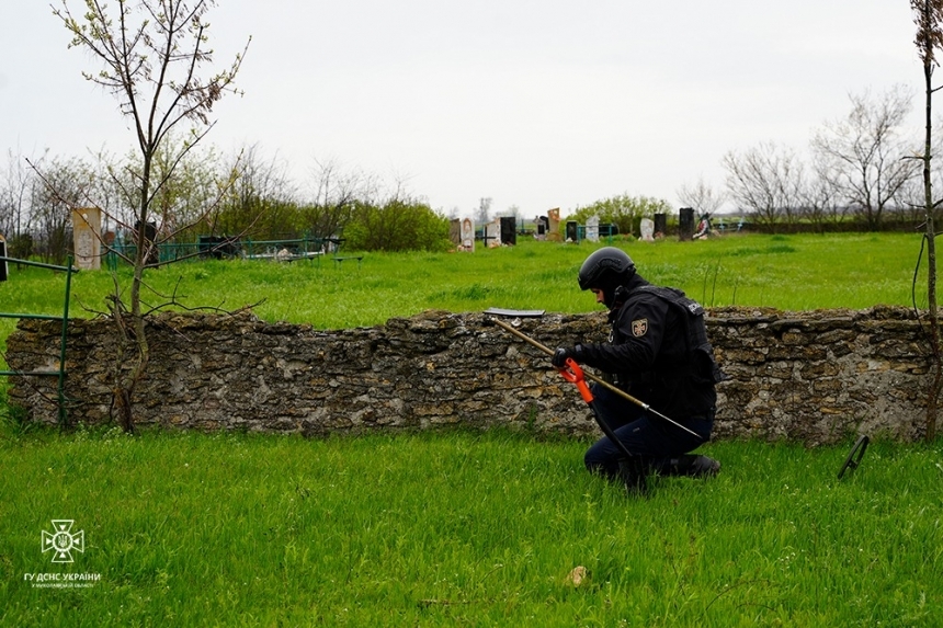 Возможны обстрелы: в полиции призвали николаевцев не ходить на кладбища в поминальные дни
