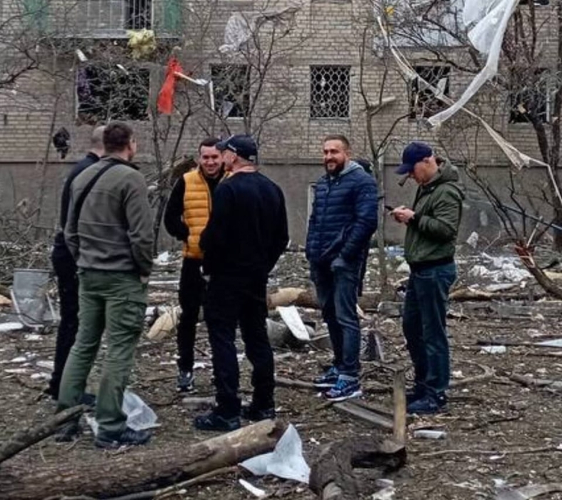 В сети появилось фото с улыбающимся мэром и его командой на месте попадания ракеты в Николаеве