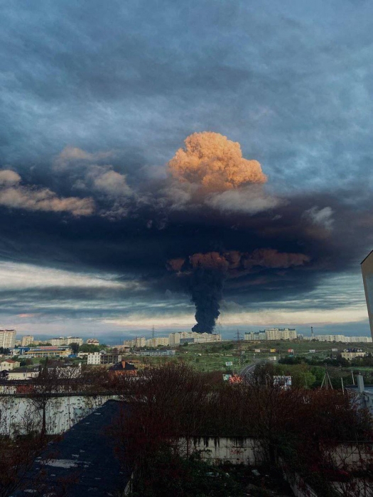 Появились видео, как горит нефтебаза в Севастополе
