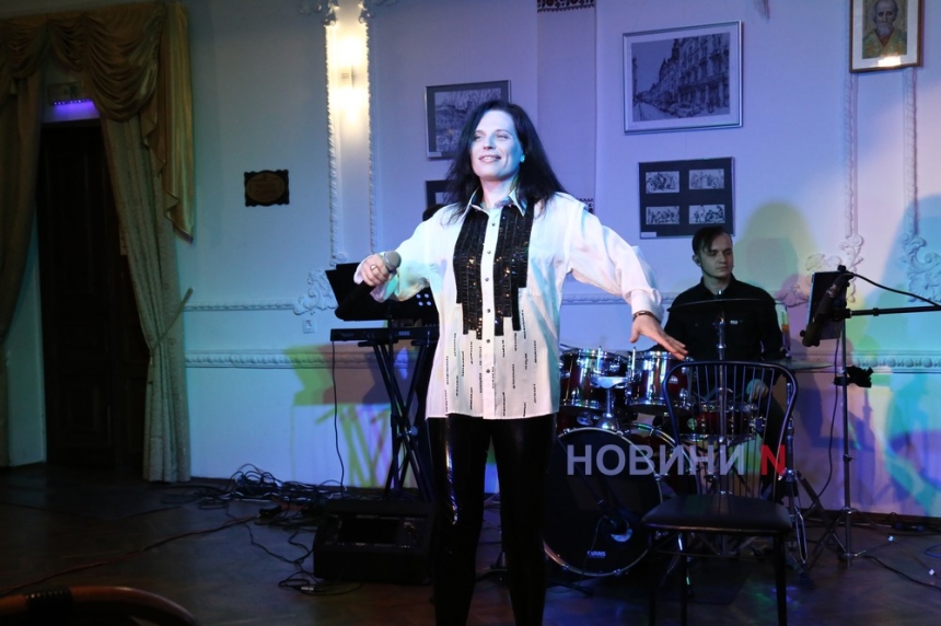 Позитивный настрой с песнями и музыкой: в николаевском театре выступил ансамбль «ArtColorsBand» (фото, видео)