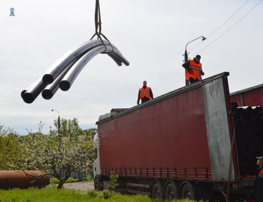 Чтобы была вода: в Николаев привезли три километра труб из Дании (фото)
