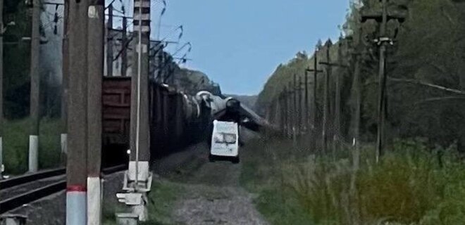 В Брянской области РФ уже второй поезд из-за взрыва сошел с рельсов