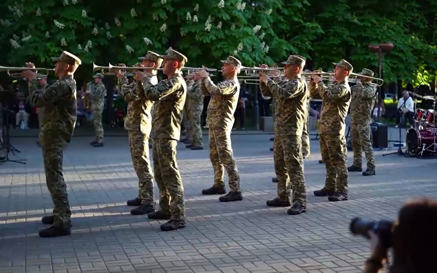 В сквере Николаева выступил военный оркестр (видео)