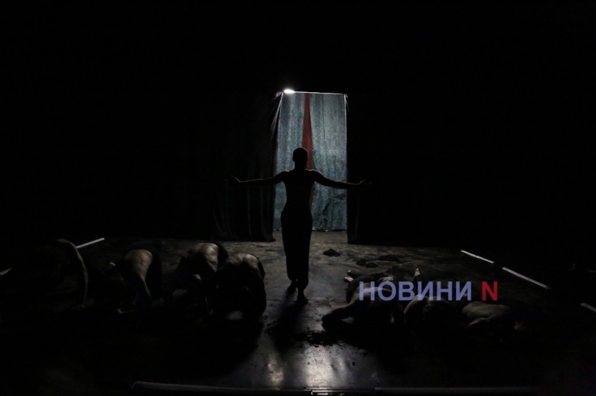 «Стусанина» человеческих сердец: в николаевском театре прошел спектакль по стихам Василя Стуса (фоторепортаж)