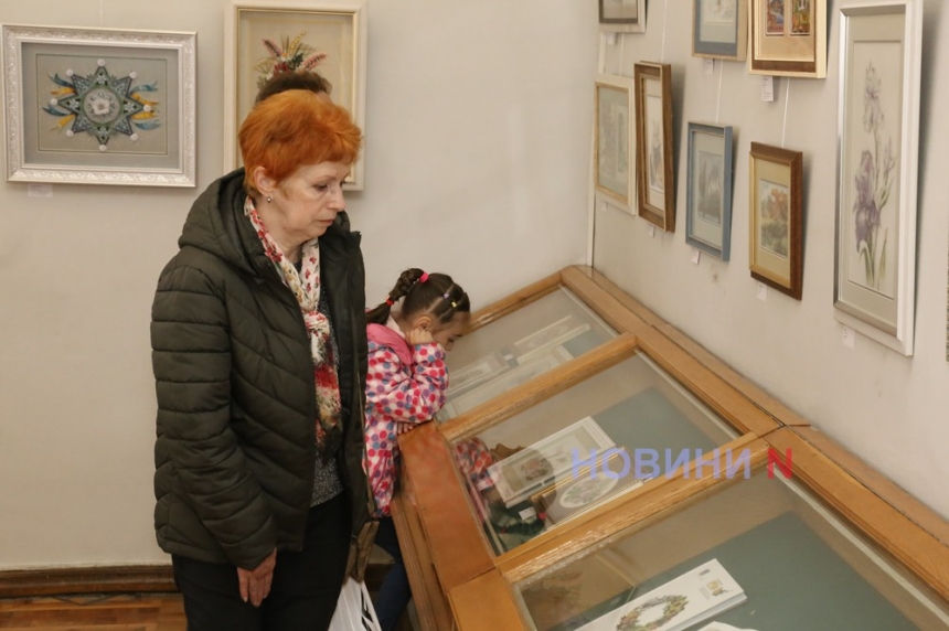 «З Україною в серці»: у Миколаївському музеї відкрилася виставка Тетяни Веремеєнко (фоторепортаж)