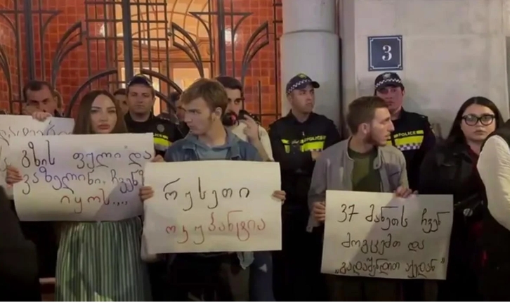 В Тбилиси протестовали против возобновления авиарейсов с РФ