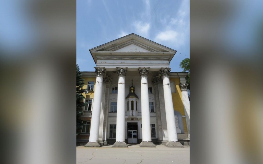 Виламали двері та вивозять майно: окупанти захопили собор ПЦУ в Криму